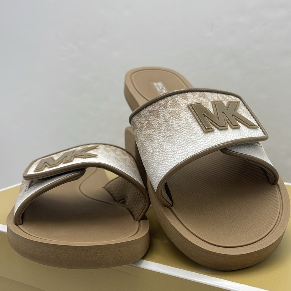 Michael Kors Slide Logo Sandals Palmer Ombré Signature
Husk 
NWT - Picture 6 of 16